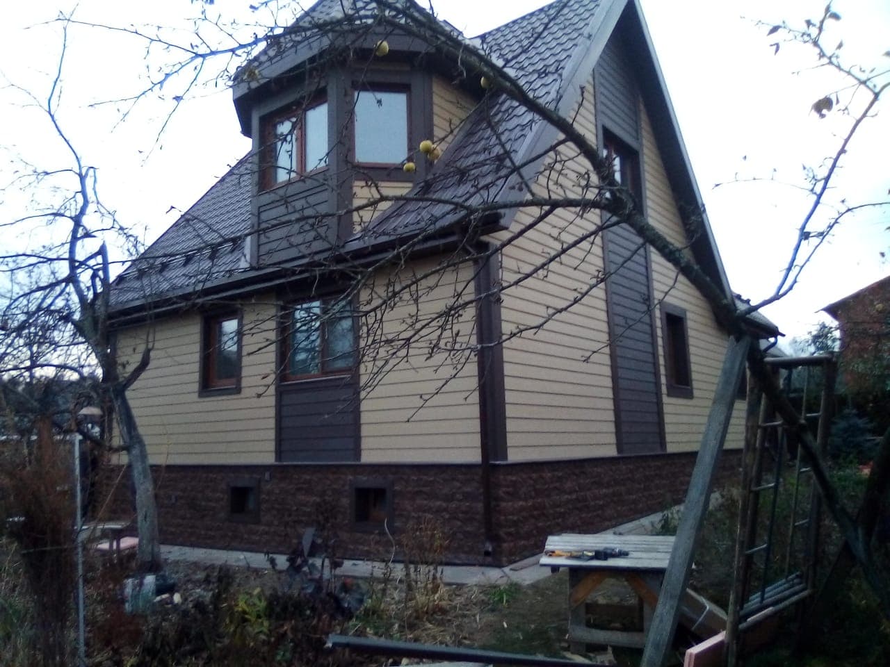 Монтаж фиброцементного сайдинга CEDRAL С11 отделка старого деревянного дома в деревне